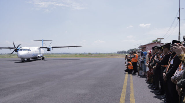 Pesawat ATR 72-500 milik maskapai Fly Jaya saat landing di Bandara Notohadinegoro pada 17 Agustus 2025. (Foto: Dok/Diskominfo Jember)