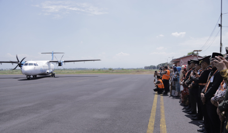 Pesawat ATR 72-500 milik maskapai Fly Jaya saat landing di Bandara Notohadinegoro pada 17 Agustus 2025. (Foto: Dok/Diskominfo Jember)