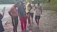Warga mengerumuni mayat nayi laki-laki di sungai Bedadung, Sabtu (6/9/2025). (Foto: Tangkapan layar video amatir)