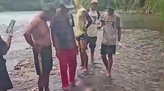 Warga mengerumuni mayat nayi laki-laki di sungai Bedadung, Sabtu (6/9/2025). (Foto: Tangkapan layar video amatir)