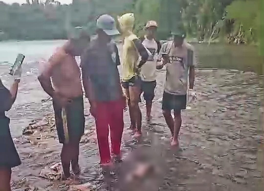 Warga mengerumuni mayat nayi laki-laki di sungai Bedadung, Sabtu (6/9/2025). (Foto: Tangkapan layar video amatir)