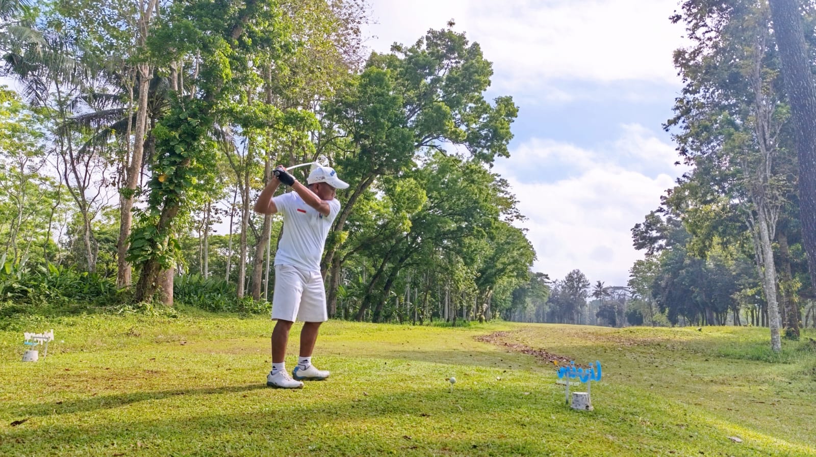Pegolf melakukan drive di Padang Golf Glantangan, Sabtu (13/9/2025). (Foto: Teamwork)