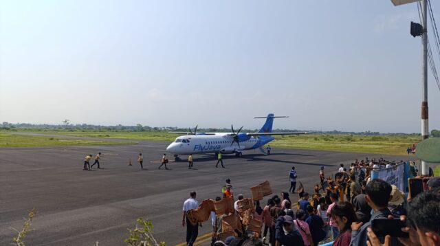 Pesawat ATR 72-500 milik maskapai Fly Jaya landing di Bandara Notohadinegoro, Selasa (23/9/2025). (Foto: Zainul Hasan - JURNAL BANGSA)