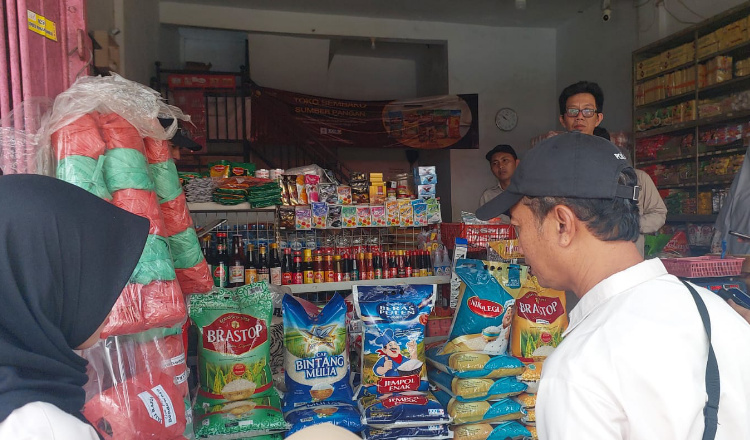 Satgas Polres Jember dan Bulog serta stakeholder terkait menyidak pasar tradisional. (Foto: Istimewa) Satgas Polres Jember dan Bulog serta stakeholder terkait menyidak pasar tradisional. (Foto: Istimewa)