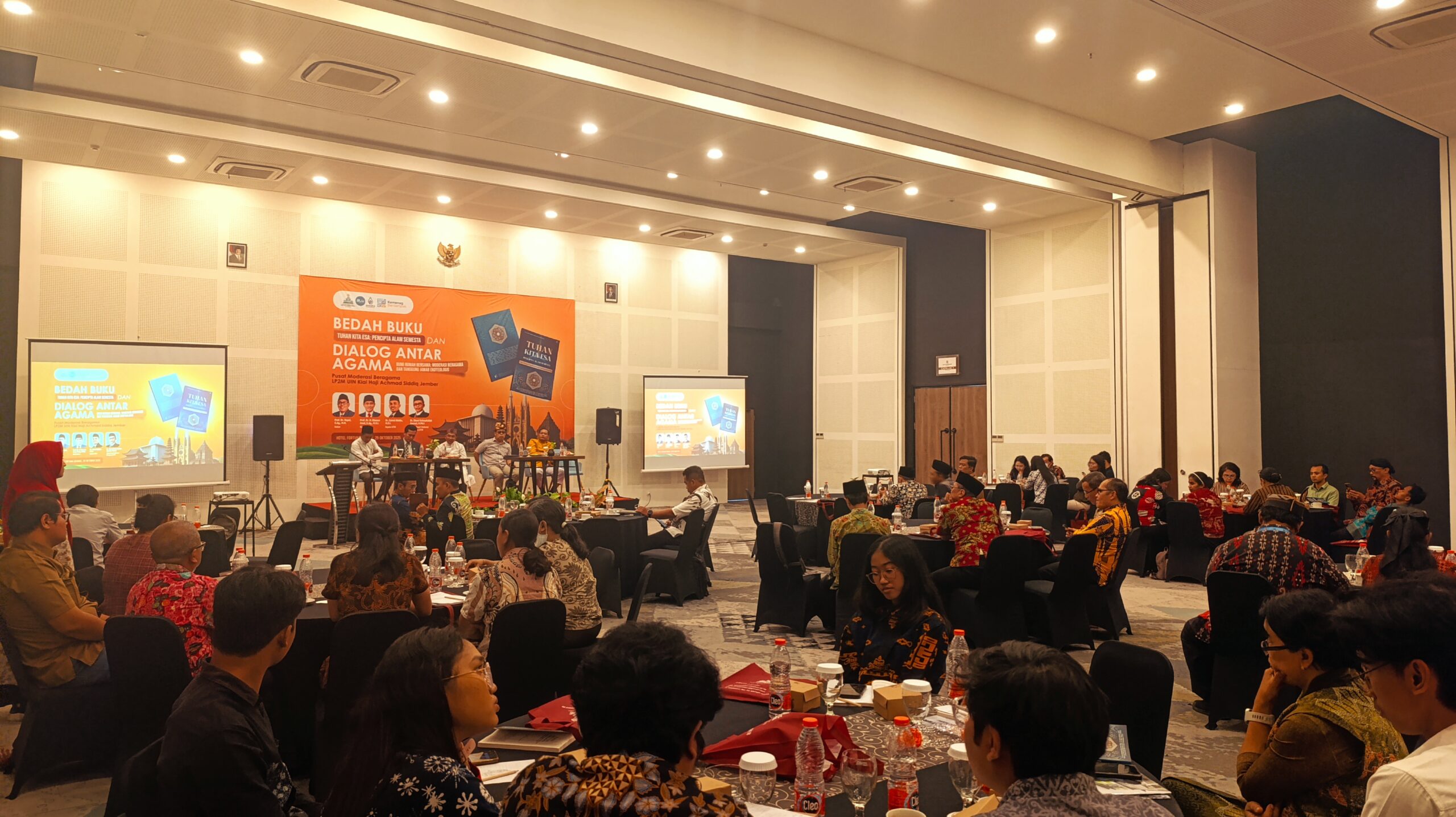 Bedah buku dan dialog interaktif lintas agama yang diinisiasi UIN KHAS Jember saat berlangsung di Hotel Fortuna Grande, Rabu (29/10/2025). (Foto: Zainul Hasan - Jurnal Bangsa) Bedah buku dan dialog interaktif lintas agama yang diinisiasi UIN KHAS Jember saat berlangsung di Hotel Fortuna Grande, Rabu (29/10/2025). (Foto: Zainul Hasan - Jurnal Bangsa)