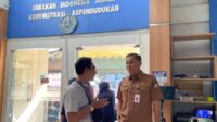 Kepala Dispendukcapil Jember, Bambang Saputro, berbincang dengan warga. (Foto: Dok/Dispendukcapil Jember)
