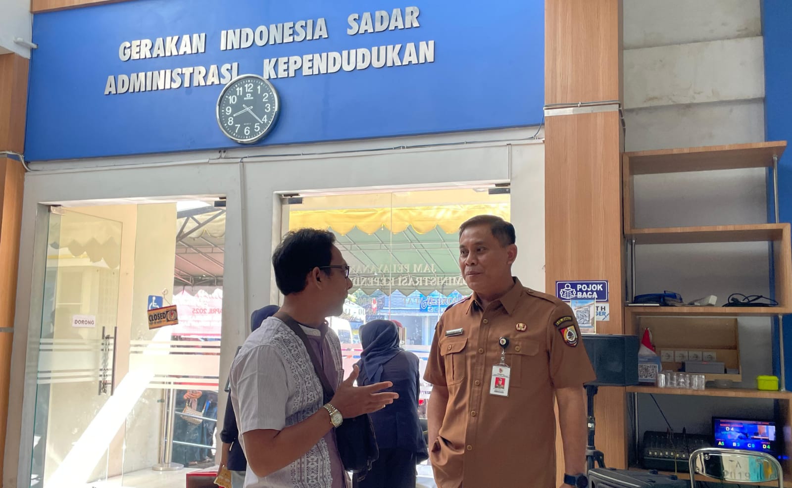 Kepala Dispendukcapil Jember, Bambang Saputro, berbincang dengan warga. (Foto: Dok/Dispendukcapil Jember)