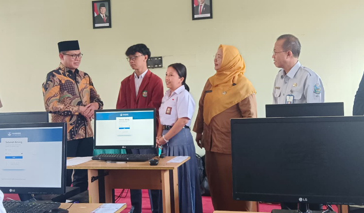 Kemendikdasmen saat meninjau SMAN 2 Jember, Selasa (4/11/2025). (Foto: Istimewa)