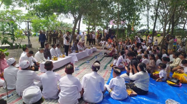 Bupati Jember Muhammad Fawait saat menemui umat Hindu di pantai Paseban, Kecamatan Kencong, Kabupaten Jember.
