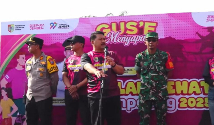 Kadispora Jember, Edy Budi Susilo, membuka kegiatan jalan sehat di Desa Paleran, Sabtu (20/12/2025). (Foto: Istimewa)