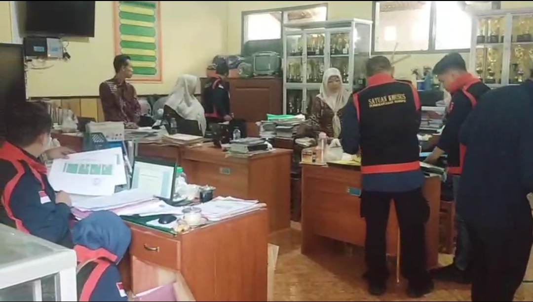 Tim Pidsus Kejari Jember menggeledah SDN Curahnongko 02, Kamis (11/12/2025). (Foto: Istimewa)