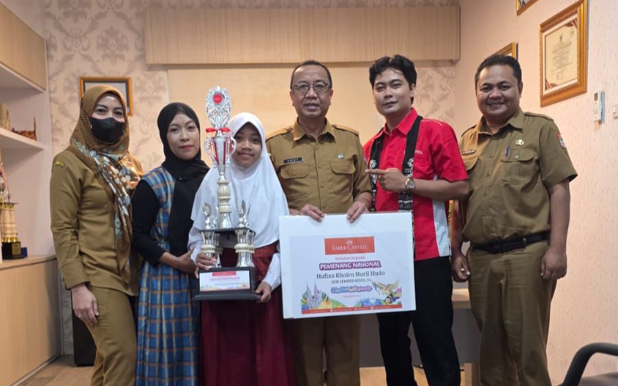 Kepala Dinas Pendidikan Jember Arief Cahyono, didampingi Ibu Kabid SD, Bapak Kasi kurikulum SD, Pengawas Kec. Kaliwates, dan KS SDN Jember Kidul 04 bersama pelajar yang meraih juara