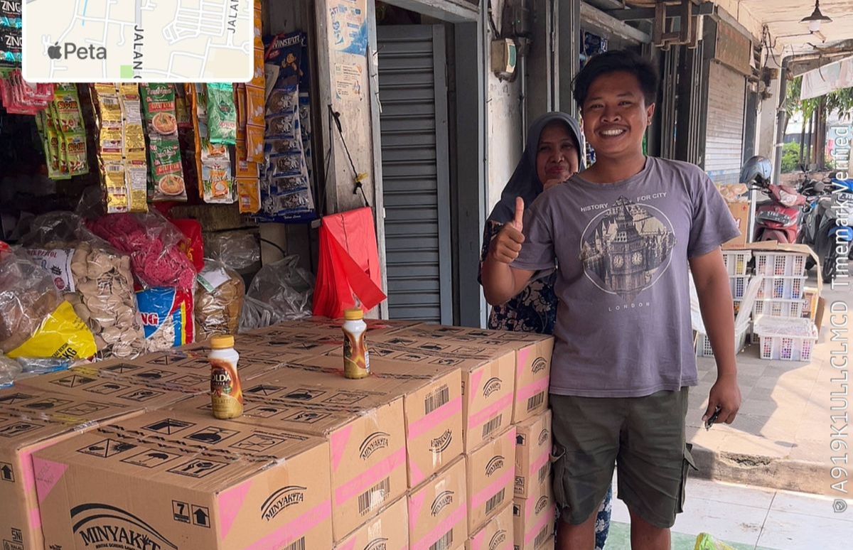 Pedagang berfoto usai menerima MinyaKita. (Foto: Istimewa)