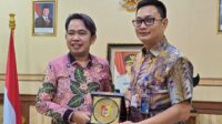 Bupati Jember memberikan cinderamata kepada Kabulog Jember. (Foto: Teamwork)