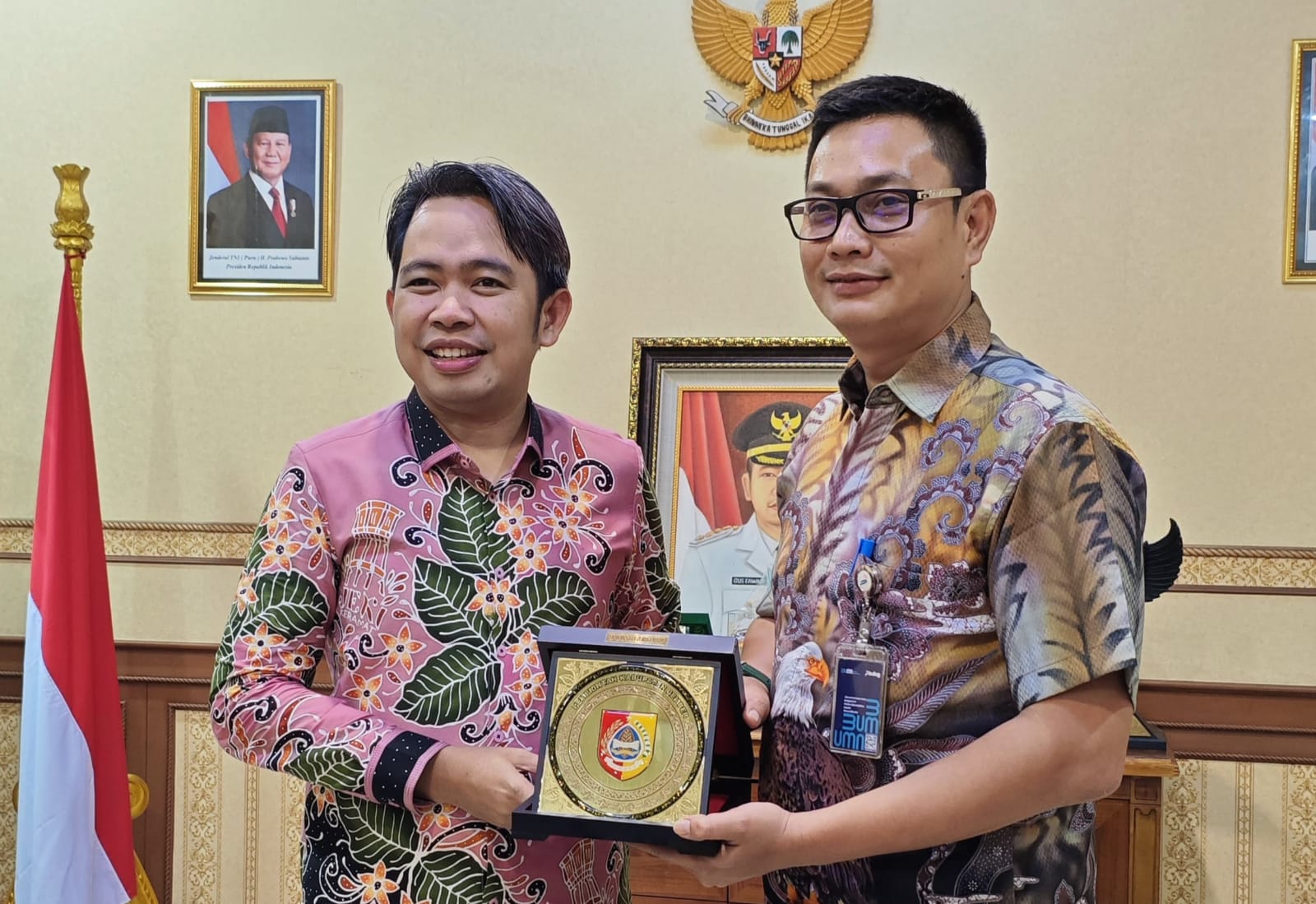 Bupati Jember memberikan cinderamata kepada Kabulog Jember. (Foto: Teamwork)