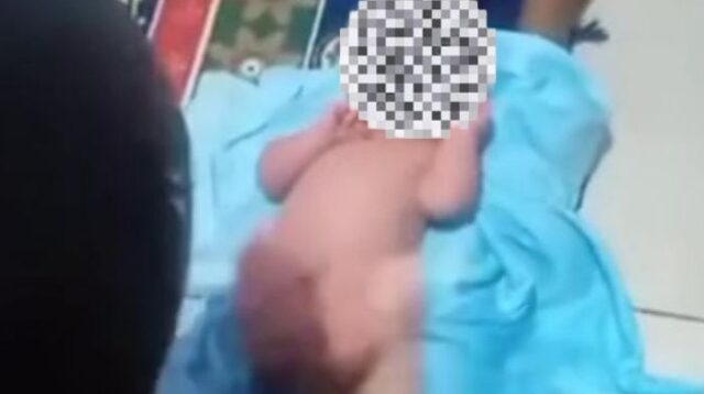 Penampakan bayi laki-laki yang ditemukan di pinggir jalan, samping rumah warga Desa Patemon, Kecamatan Tanggul, Jember. (Foto: Tangkapan layar Instagram @infojember).