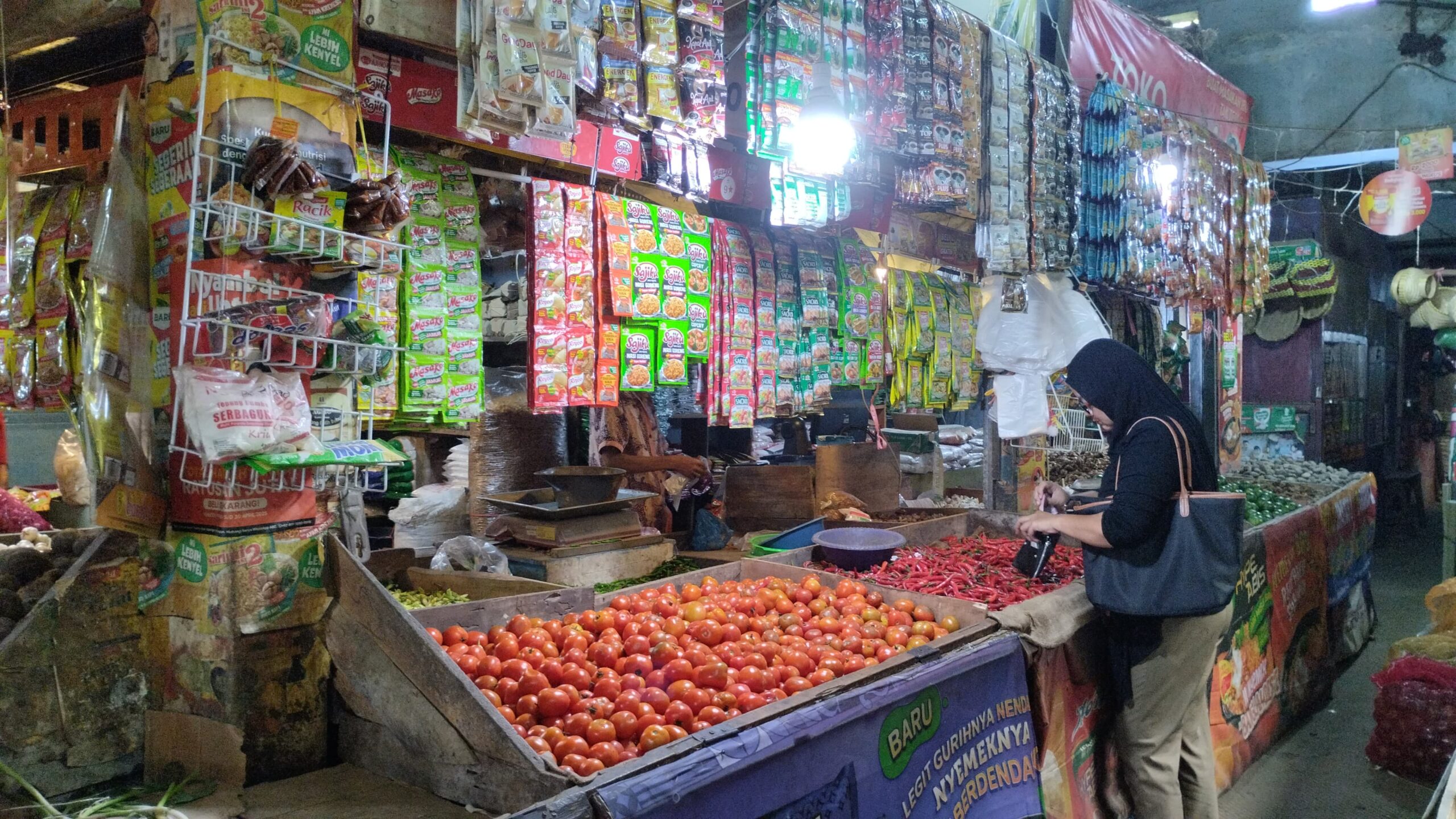 Toko sembako milik M. Afin di Pasar Tanjung, Kaliwates, Jember saat kedatangan pembeli. (Foto: Fadli).