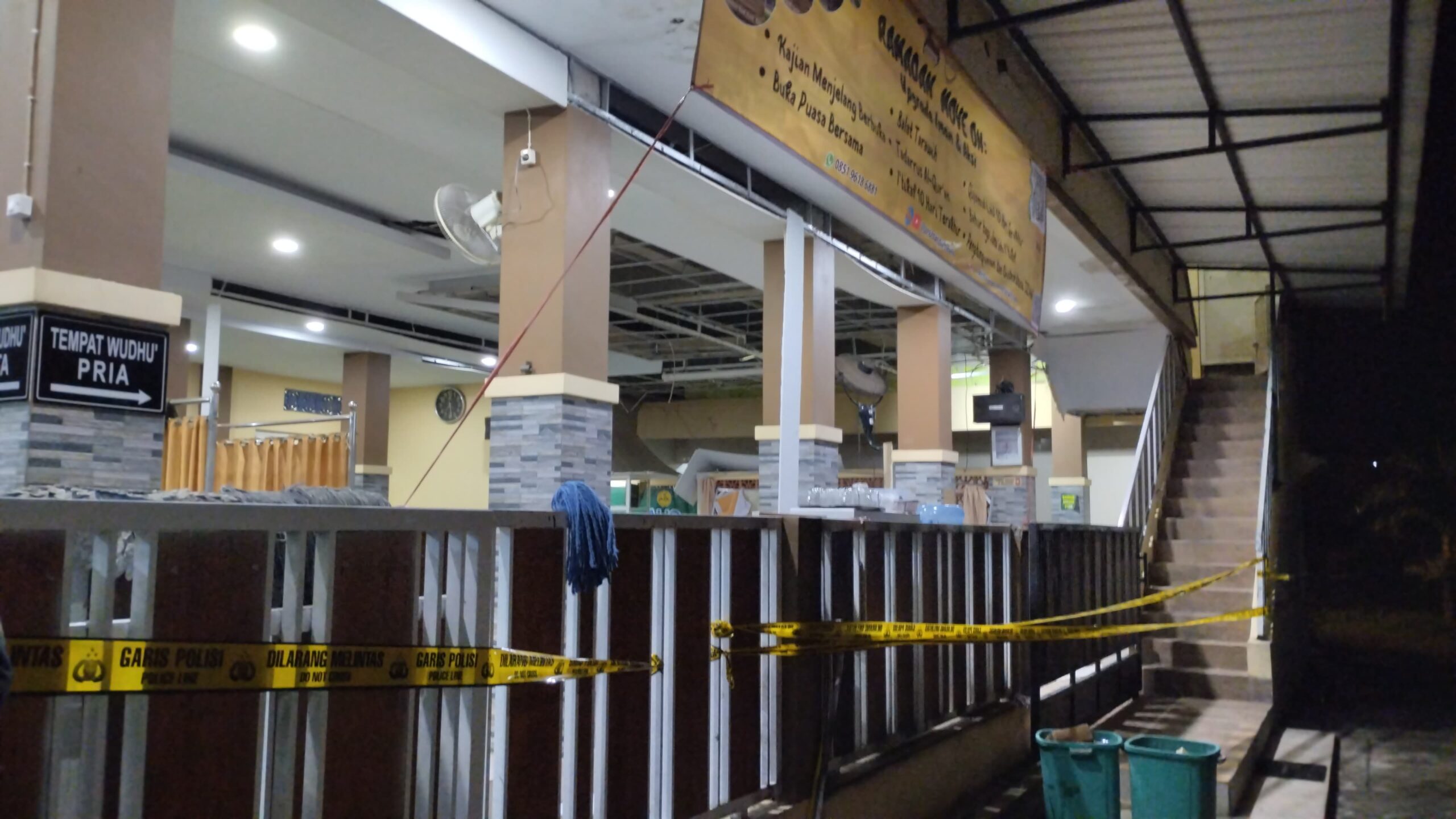 Tampak depan kondisi masjid Raya Pesona, Patrang, Jember, pasca ada ledakan di tempat wudhu laki-laki. (Foto: Fadli/Jurnalbangsa).