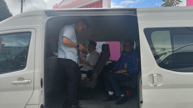 Bupati Jember, Muhammad Fawait, di dalam mobil Hiace bersama beberapa kepala Organisasi Pemerintah Daerah (OPD). (Foto: Fadli/Jurnalbangsa).