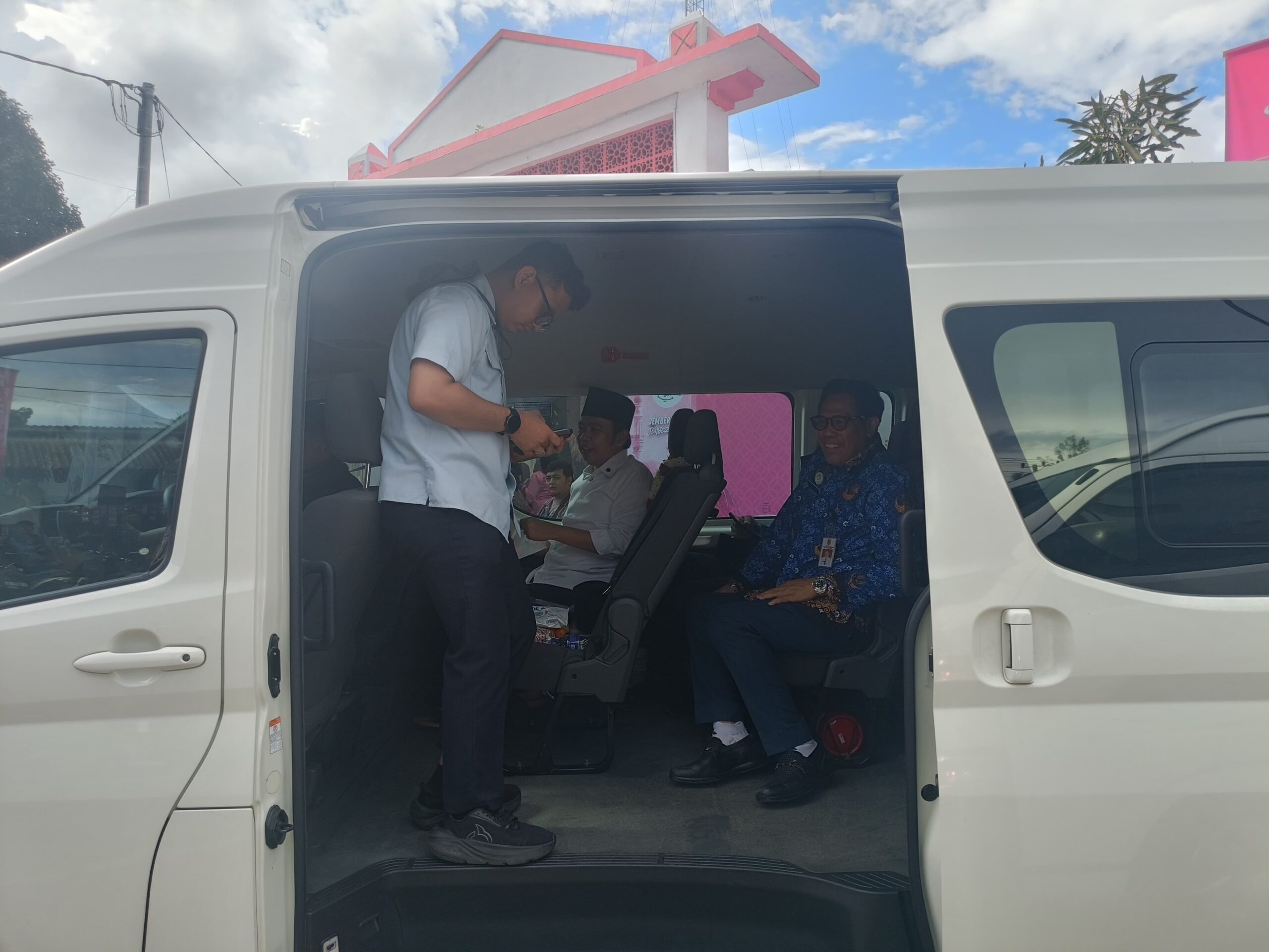 Bupati Jember, Muhammad Fawait, di dalam mobil Hiace bersama beberapa kepala Organisasi Pemerintah Daerah (OPD). (Foto: Fadli/Jurnalbangsa).