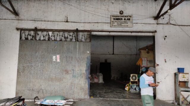 Tampak depan Usaha Dagang (UD) Sumber Alam, milik Hendry Angka Wijaya di Desa Pancakarya, Kecamatan Ajung. (Foto: Fadli/Jurnalbangsa).