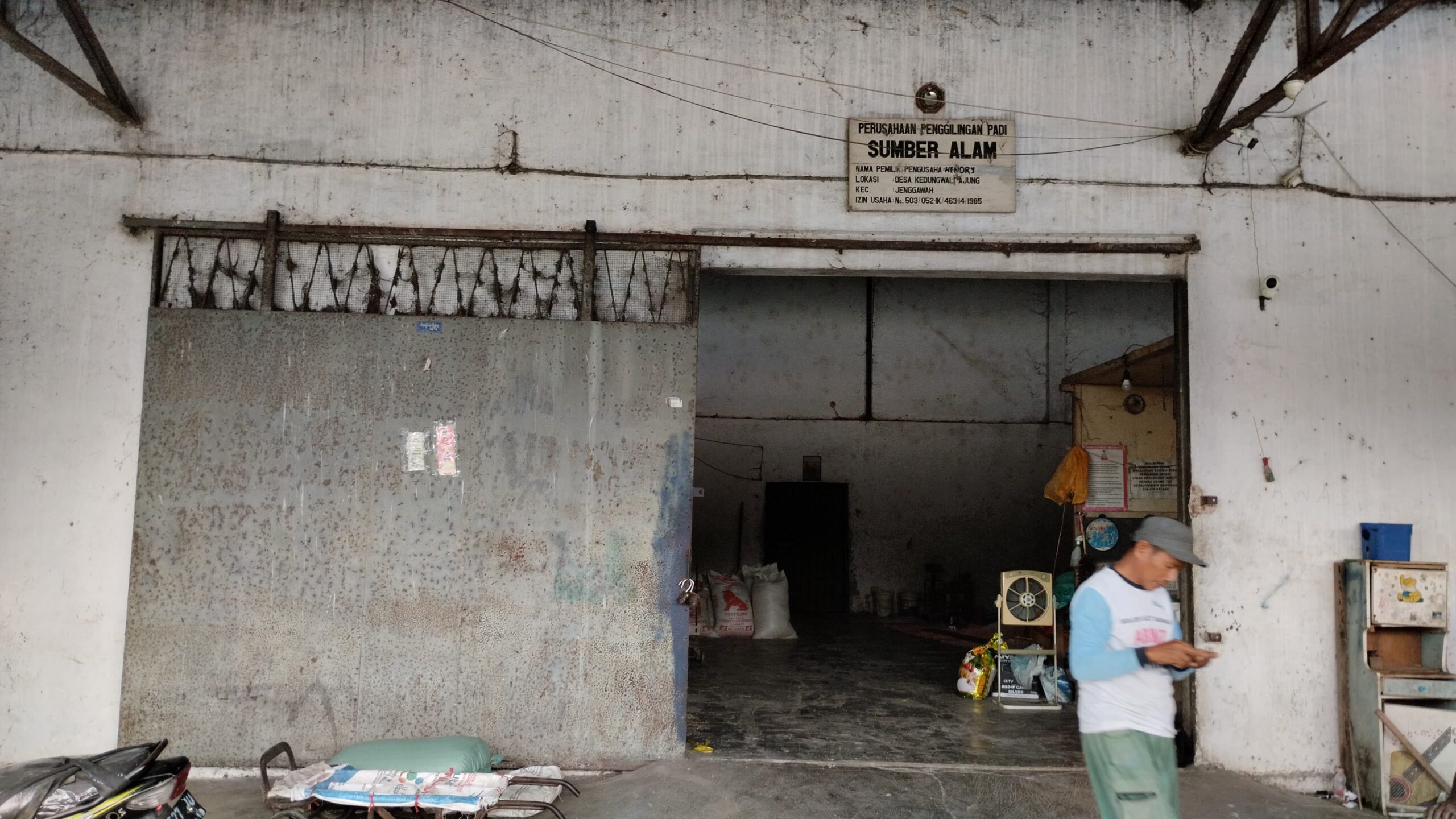 Tampak depan Usaha Dagang (UD) Sumber Alam, milik Hendry Angka Wijaya di Desa Pancakarya, Kecamatan Ajung. (Foto: Fadli/Jurnalbangsa).