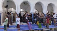 Suasana para jamaah saat melaksanakan ibadah sholat IdulFitri di Masjid Pondok Pesantren Salafiyah Syafi'iyah, Desa Suger, Kacamatan Jelbuk, Jember. (Foto; Fadli/Jurnalbangsa).
