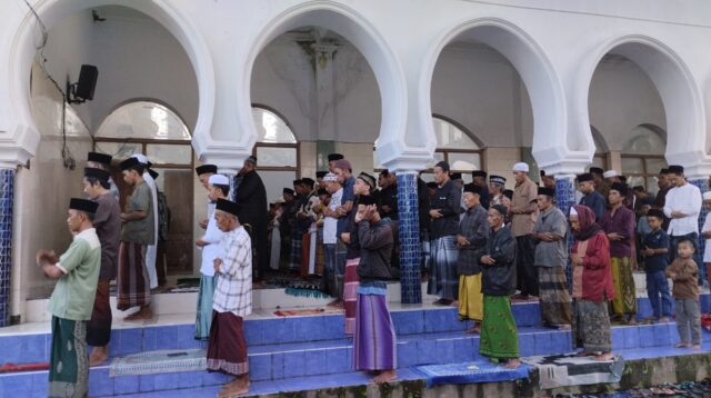 Suasana para jamaah saat melaksanakan ibadah sholat IdulFitri di Masjid Pondok Pesantren Salafiyah Syafi'iyah, Desa Suger, Kacamatan Jelbuk, Jember. (Foto; Fadli/Jurnalbangsa).
