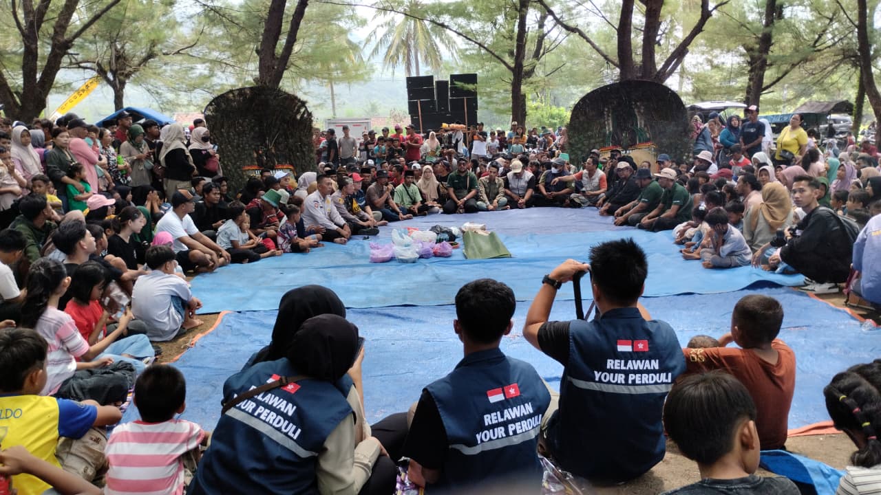 Para peserta Festival Pegon dan warga Desa Sumberejo serta pengunjung, saat mengikuti tasyakuran di bawah pohon cemara tepi pantai Watu Ulo (Foto: Fadli/Jurnalbangsa).