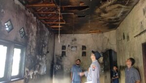 Pihak Kepolisian Kecamatan Jenggawah saat melakukan olah TKP (Foto: Istimewa).