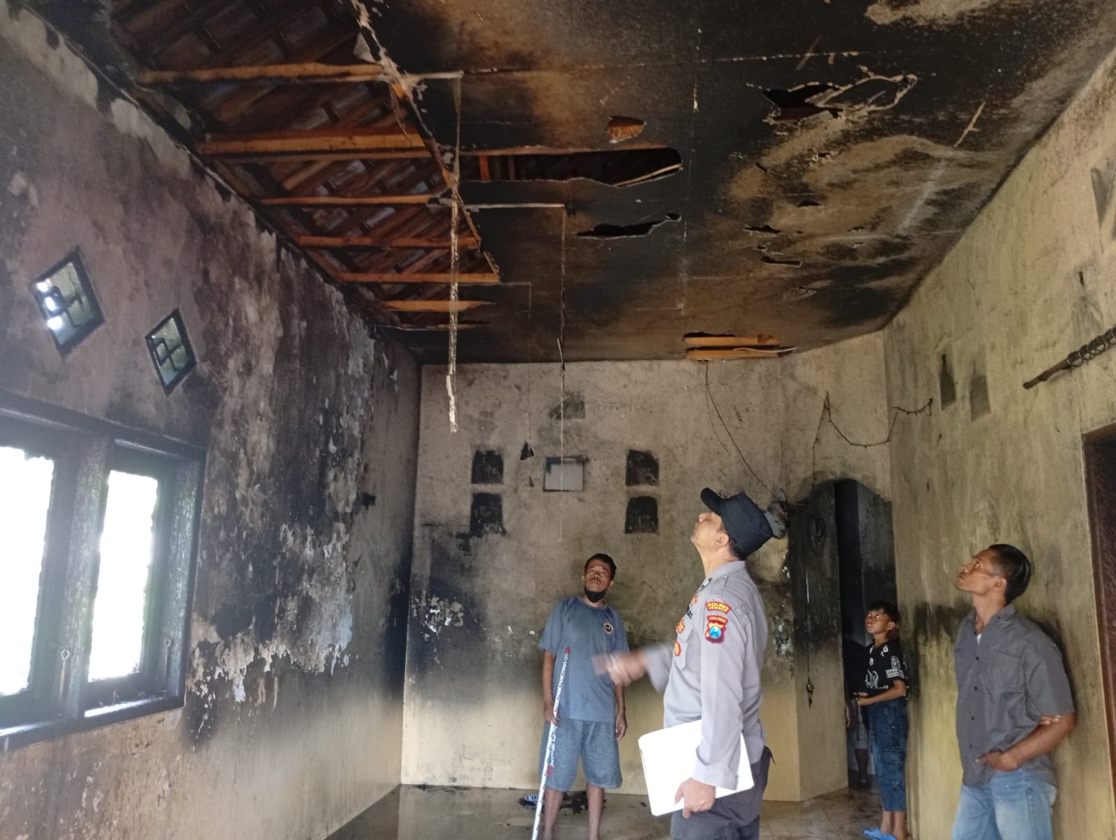 Pihak Kepolisian Kecamatan Jenggawah saat melakukan olah TKP (Foto: Istimewa).