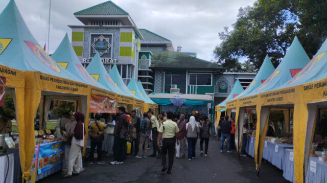 Suasana Bazar Kampus Ramadan di Depan Gedung Rektorat UIN KHAS Jember. (Foto: Fadli)