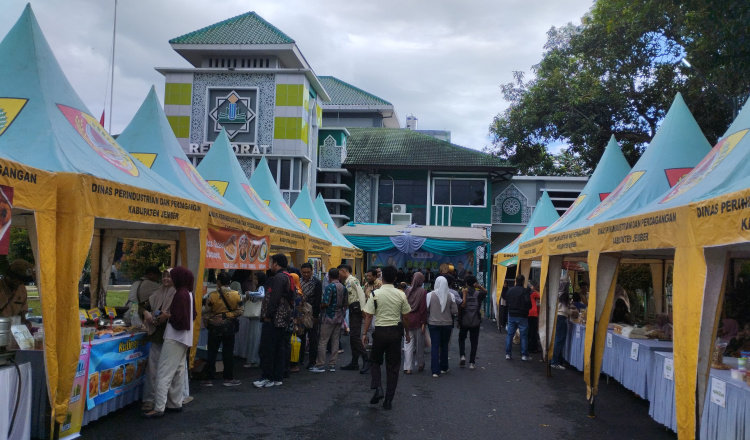 Suasana Bazar Kampus Ramadan di Depan Gedung Rektorat UIN KHAS Jember. (Foto: Fadli)