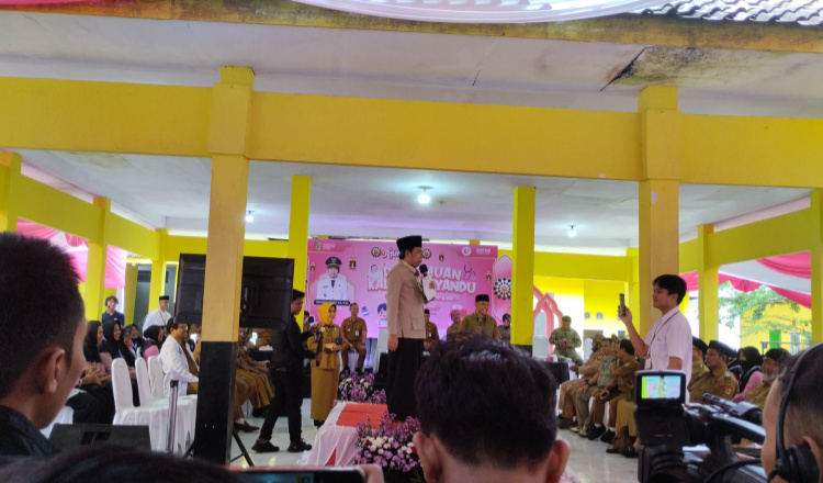 Bupati Jember, Muhammad Fawait saat sosialisasi program pemerintah di Kantor Desa Sumberjeruk, Kecamatan Kalisat. (Foto: Fadli/Jurnalbangsa.com)