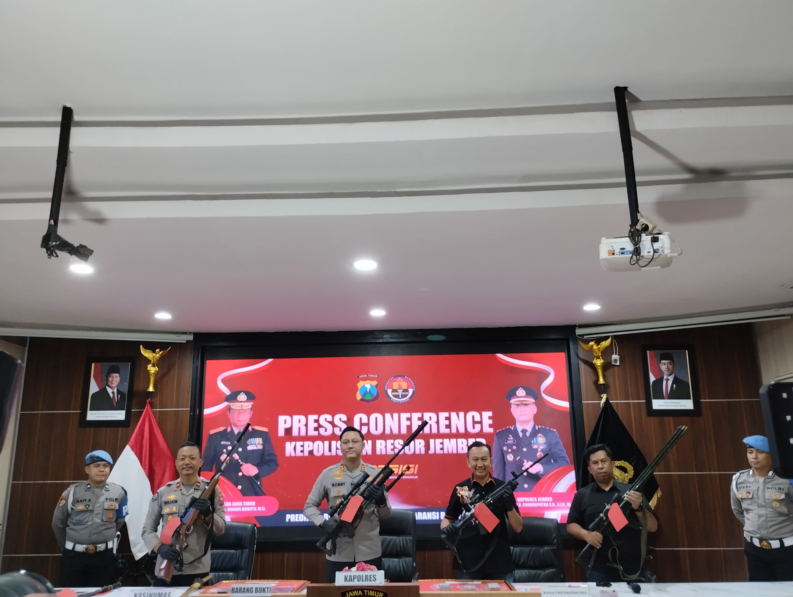 Polres Jember saat menunjukkan barang bukti dalam kasus narkoba dalam Konferensi Pers di Aula Rupatama, pada Selasa, (31/3/2026) siang. (Foto: Fadli/Jurnalbangsa).