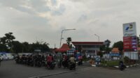 Antrean sepeda saat membeli BBM di SPBU Mangli, Kaliwates, Jember. (Foto: Fadli).