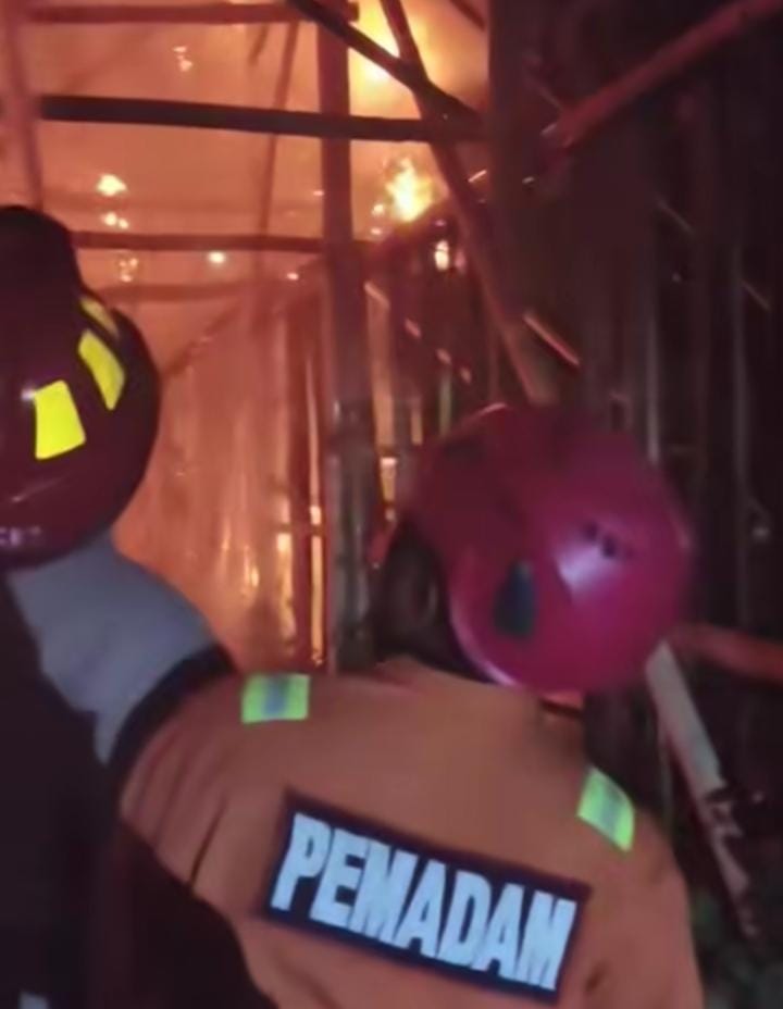 Petugas Pemadam Regu A Mako Damkarmat Jember, saat memadamkan api yang membakar Gudang PTPN 1 Regional V, Desa Wirowongso, Kec. Ajung (Tangkapan layar @IG: aslijembermat).