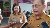 Kepala Dinas Kesehatan, Pengendalian Penduduk dan Keluarga Berencana, Muhamad Zamroni saat diwawancara di depan Puskesmas Ajung (Foto: Istimewa).