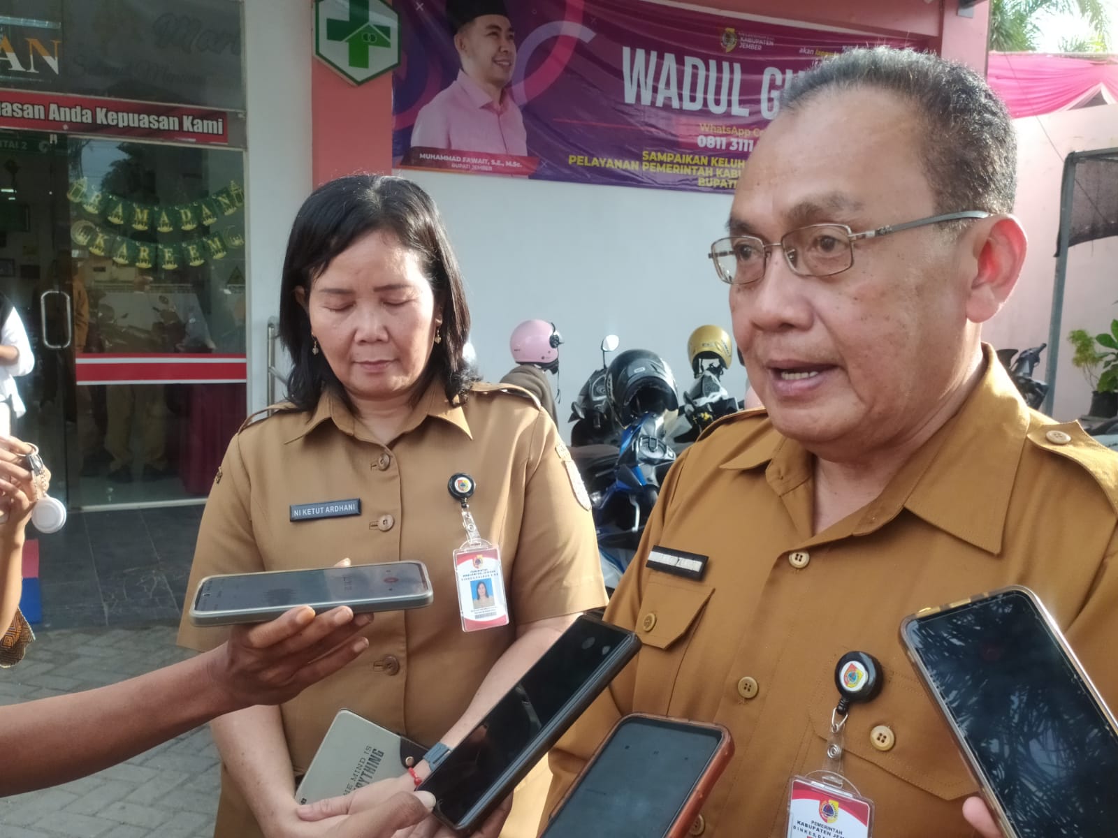 Kepala Dinas Kesehatan, Pengendalian Penduduk dan Keluarga Berencana, Muhamad Zamroni saat diwawancara di depan Puskesmas Ajung (Foto: Istimewa).