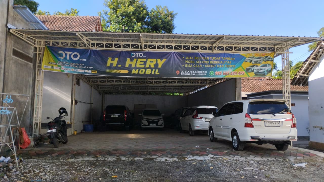 Tampak depan Showroom Heryanto. (Foto: Fadli)
