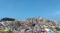 Gunungan sampah di TPA Pakusari, Jember (Foto: Fadli/Jurnalbangsa).