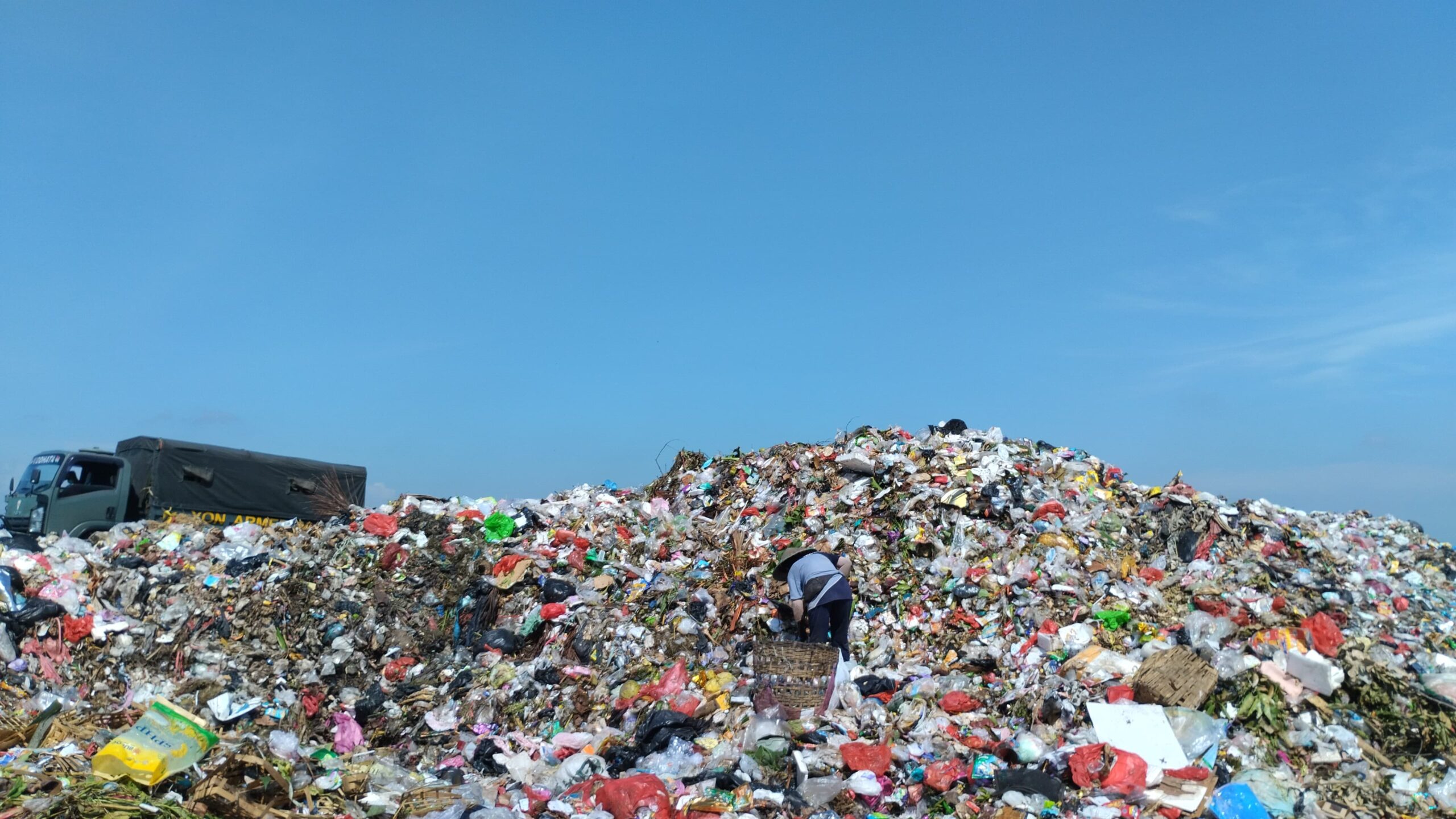 Gunungan sampah di TPA Pakusari, Jember (Foto: Fadli/Jurnalbangsa).
