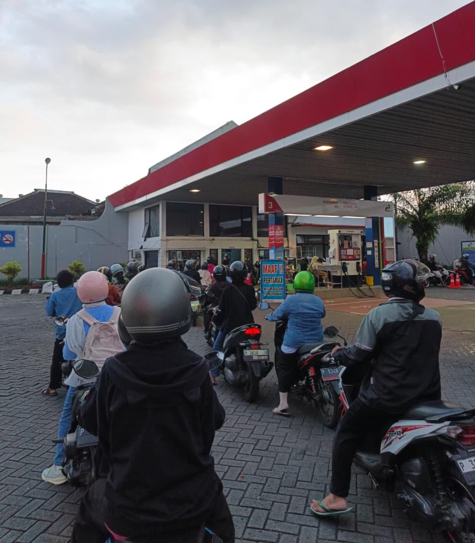 Para pembeli yang sedang mengantre di SPBU Jalan Gajah Mada, di Kecamatan Kaliwates, Jember (Foto: M Rifqi Arifin untuk Jurnalbangsa).