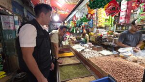 Kanit Tipidter Polres Jember, Ipda Harry Sasono, bersama beberapa instansi saat melakukan sidak di salah satu pasar di Kabupaten Jember (Foto: Istimewa).