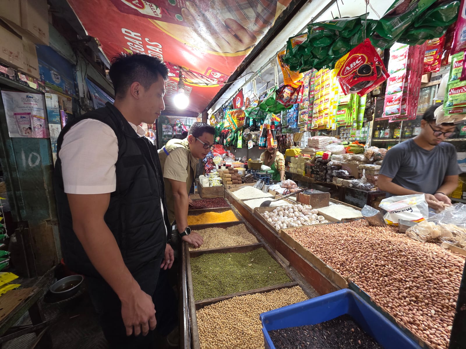Kanit Tipidter Polres Jember, Ipda Harry Sasono, bersama beberapa instansi saat melakukan sidak di salah satu pasar di Kabupaten Jember (Foto: Istimewa).