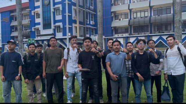 Aliansi Mahasiswa Universitas Muhammadiyah (Unmuh) Jember, saat selesai membacakan pernyataan sikap atas kasus penyiraman air keras terhadap Wakil Koordinator KontraS, Andrie Yunus. (Foto: Istimewa).