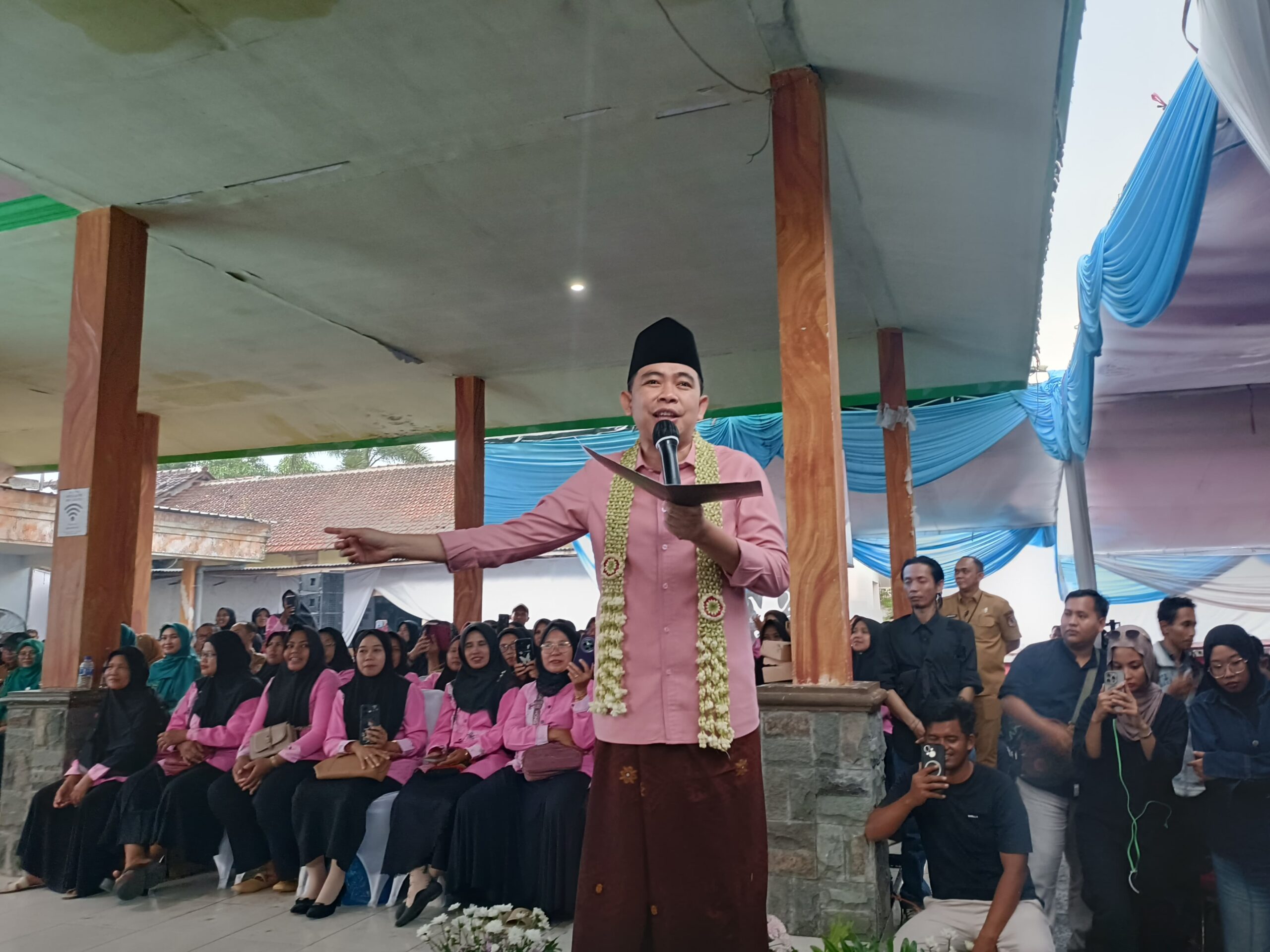 Bupati Jember, Gus Muhammad Fawait saat menyapa dan serap aspirasi dengan warga di Balai Desa Lampeji, Mumbulsari. (Foto: Fadli/Jurnalbangsa).