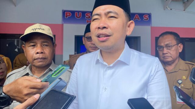 Bupati Jember, Gus Muhammad Fawait, saat wawancara doorstop di depan Puskesmas Kecamatan Mumbulsari. (Foto: Istimewa).