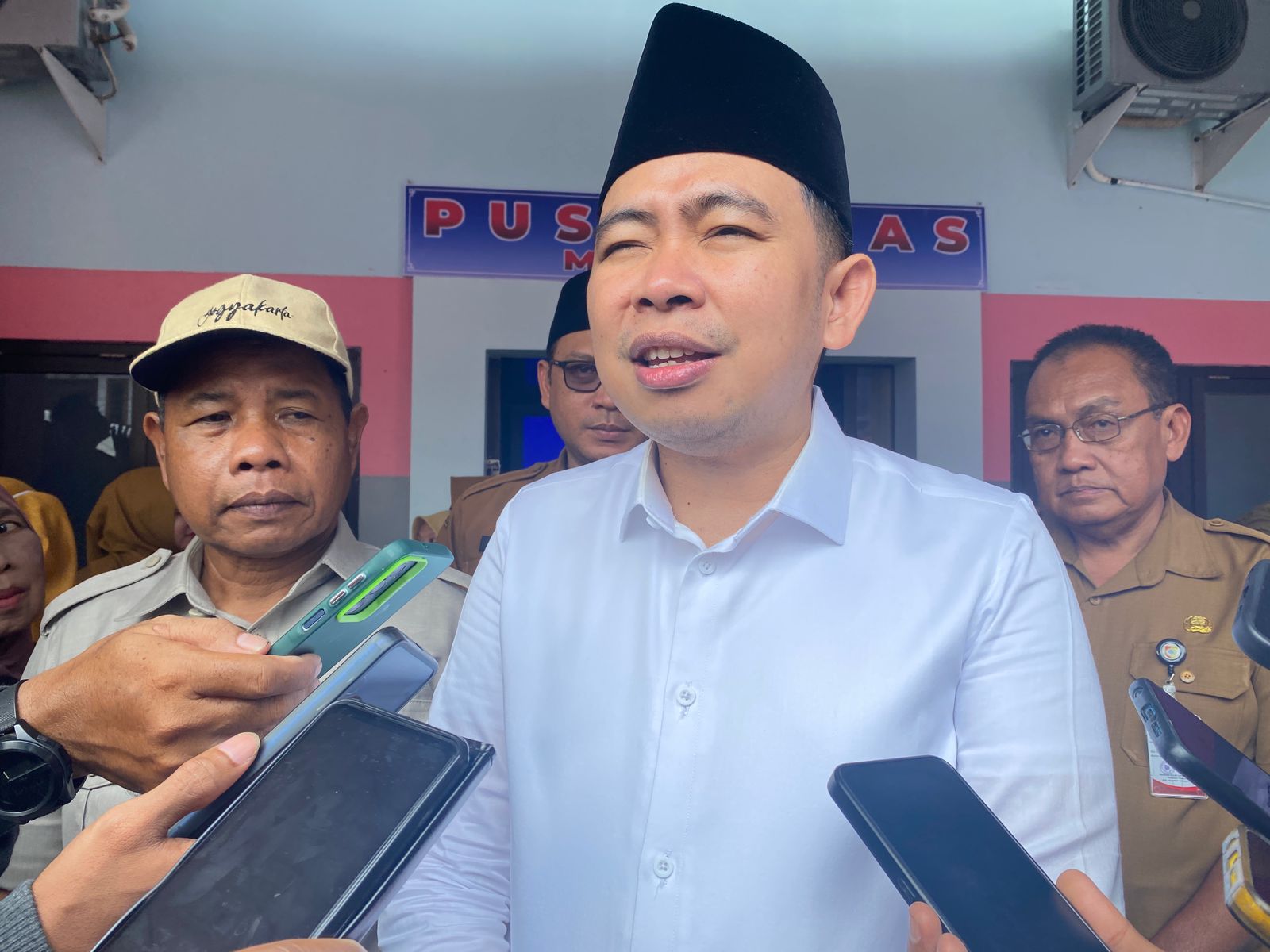 Bupati Jember, Gus Muhammad Fawait, saat wawancara doorstop di depan Puskesmas Kecamatan Mumbulsari. (Foto: Istimewa).