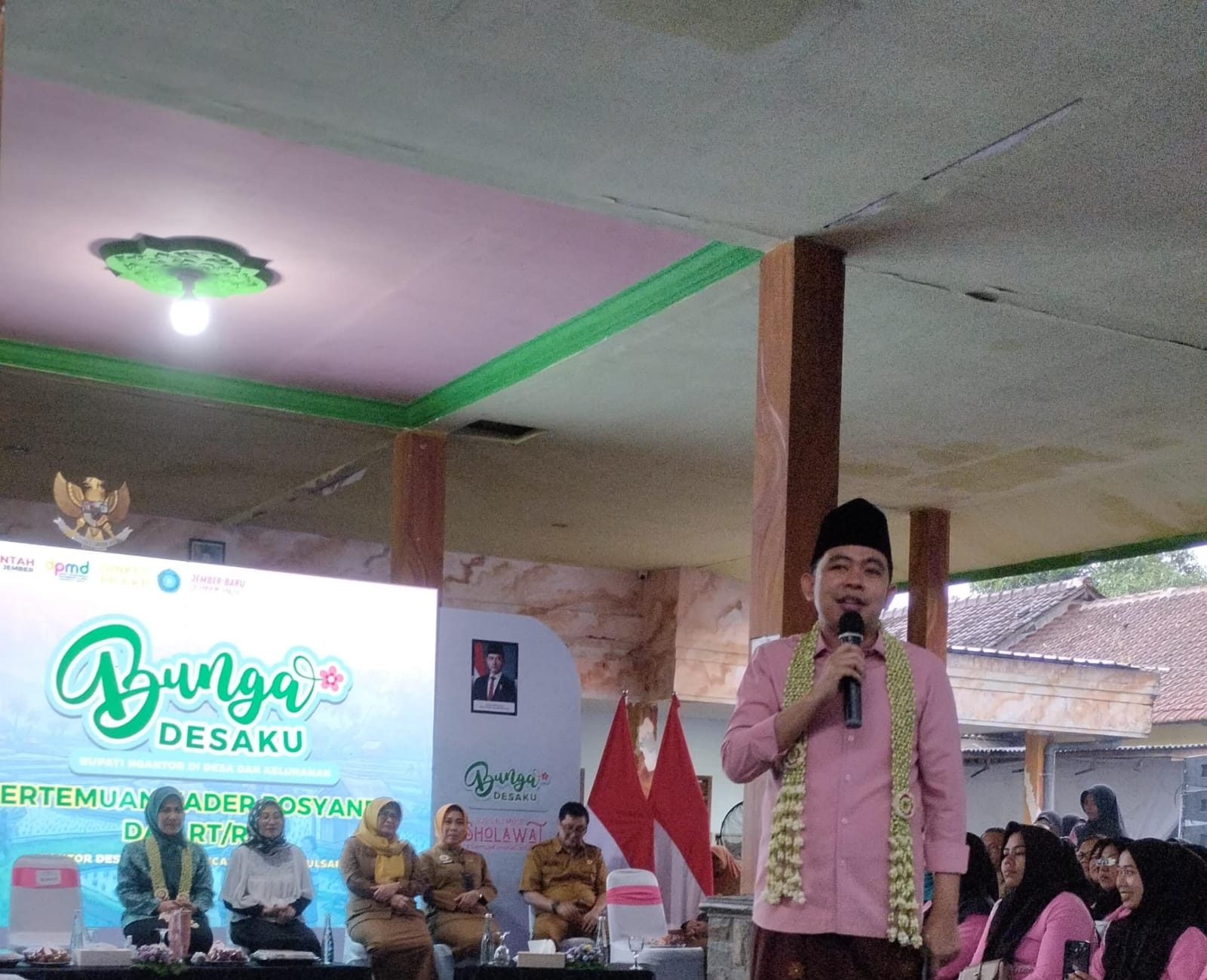 Bupati Jember, Gus Muhammad Fawait saat menghadiri acara Bunga Desaku di Balai Desa Lampeji, Kecamatan Mumbulsari (Foto: Fadli/Jurnalbangsa).